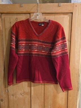 GAP Women's Red and Burgundy Fair Isle V-Neck Sweater